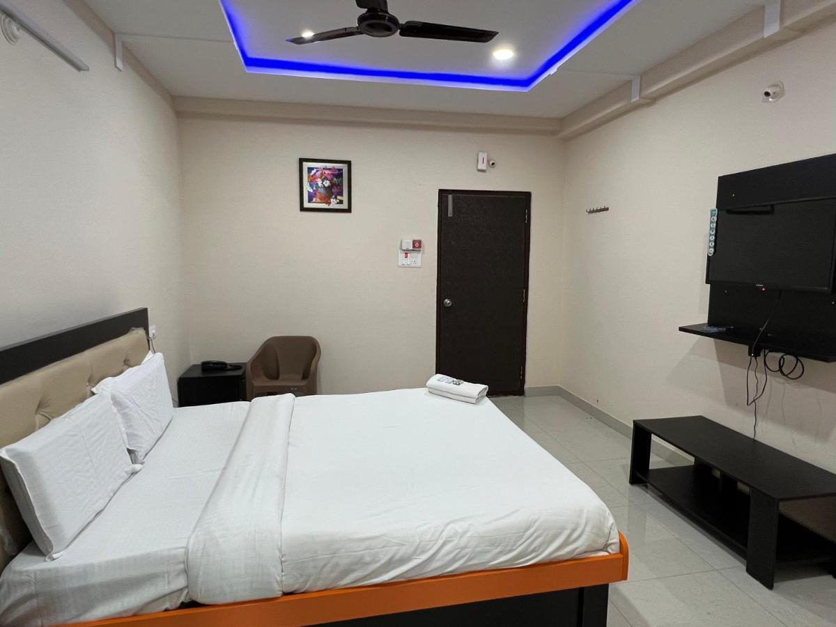 5 Star Grand Hotel Shamshabad Esterno foto